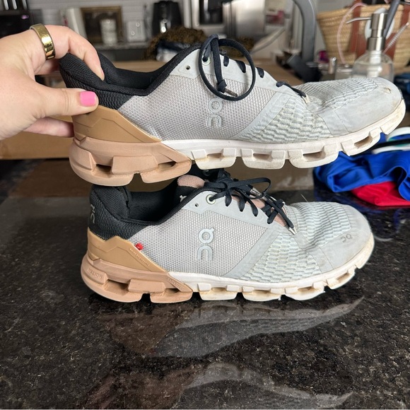 On Running (10) Cloudflyer in Glacier/Rosebrown - Running/Walking Sneakers - Picture 5 of 13